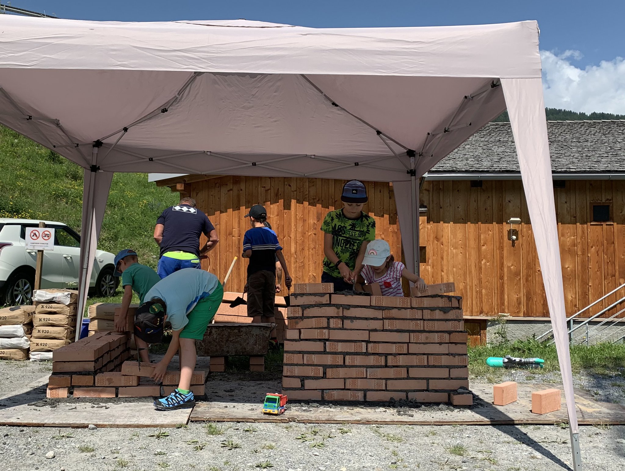 Baggerfahren und Mauern