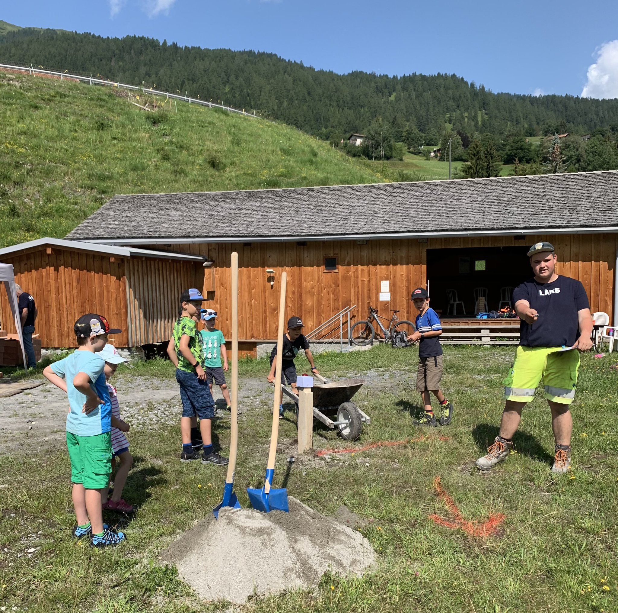 Baggerfahren und Mauern