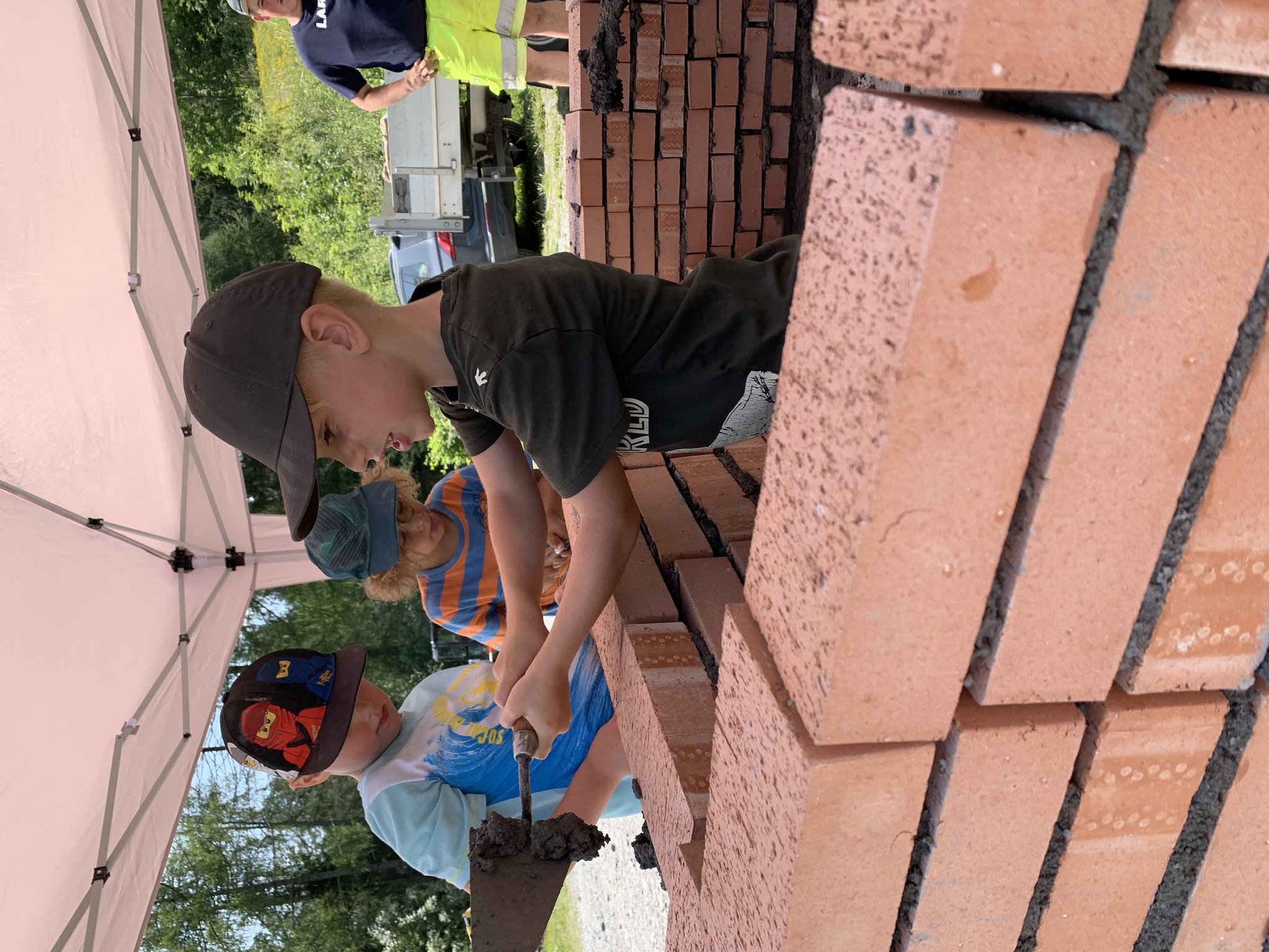 Baggerfahren und Mauern