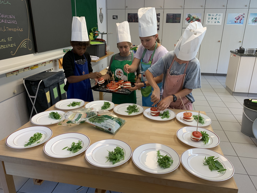 Kinder kochen für Ihre Eltern